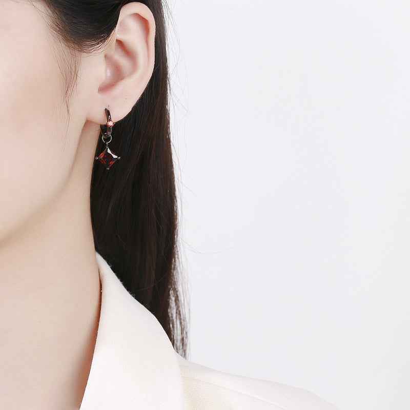 Ins Wears Cool Black Gold Earrings In Duplicate